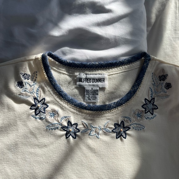 Short sleeve tee with flower collar - Picture 2 of 3